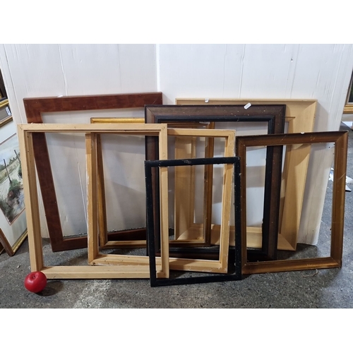 927 - Mixed lot of eight picture frames, various sizes and finishes including wood and painted.