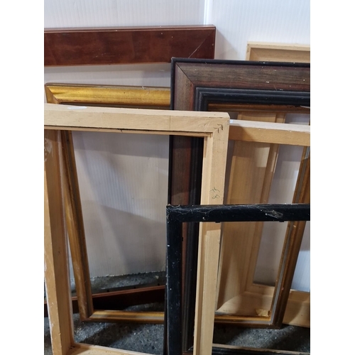 927 - Mixed lot of eight picture frames, various sizes and finishes including wood and painted.