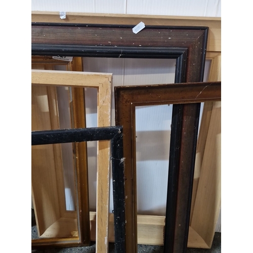 927 - Mixed lot of eight picture frames, various sizes and finishes including wood and painted.