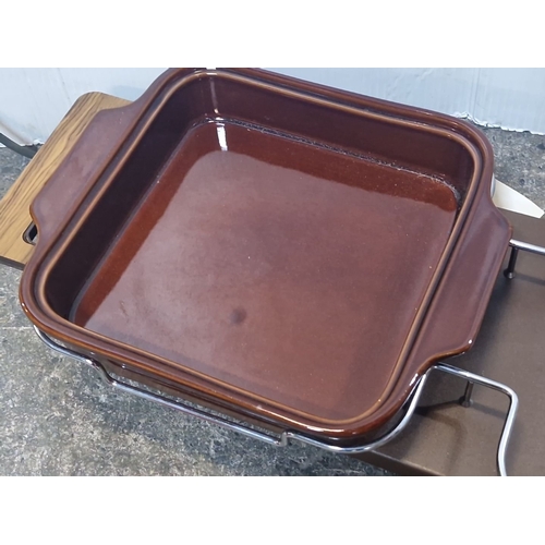 944 - Philips electric serving tray with ceramic dish, model HT508/8N, 220 V.A.C., 120 W, made in Great Br... 