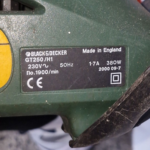951 - An Electric Black & Decker GT250/H1 hedge trimmer, 230V, 50Hz, 380W, made in England, from 2000.