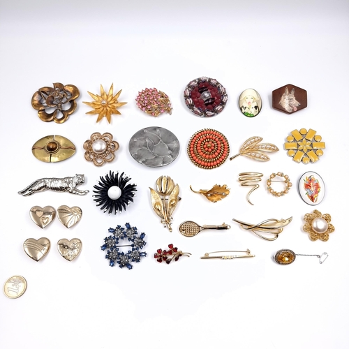 A good lot of approx. 30 dress brooches. Some gem set examples.