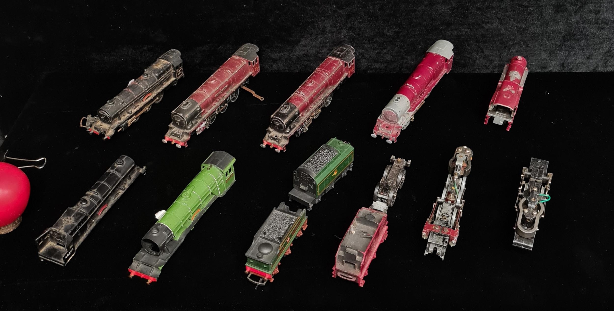 A super selection of approximately 13 vintage model train Engines ...