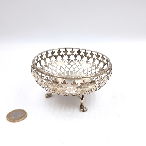 A very handsome  Sterling Silver Fillagree Bon Bon dish standing on three paw feet. Hallmarked Birmingham dating to 1929. Rim diameter - 9.5 CM, Height - 5.5 CM. Weight - 53.55 grams.