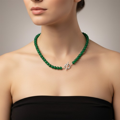 33 - A Jade gemstone necklace. Stomes cold to the touch. Weight - 44 grams. Please note, the image of the... 
