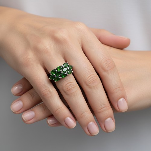 53 - A beautiful Diopside Sterling Silver ring. Size - P 1/2, Weight - 3 grams. Please note, the image st... 