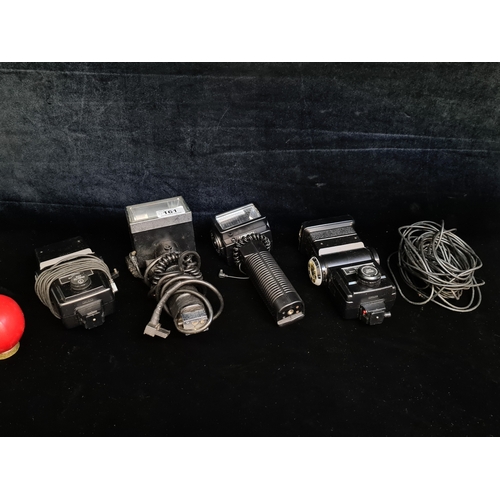 161 - Four vintage camera flashes. Includes a 'Vivitar  zoom thyristor 285', 'Vivitar auto thyristor 283' ... 