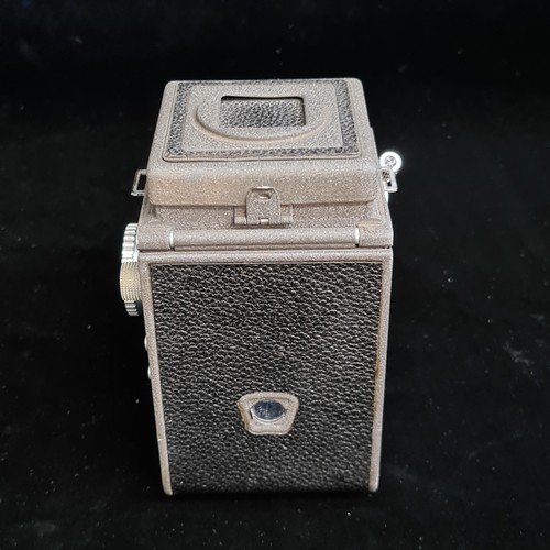 162 - Star Lot : An 'SEM Semflex TLR' studio medium format 120 film camera. RRP:€599 
Short History of the... 