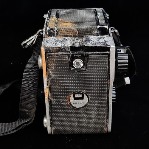 178 - Star Lot : A vintage 1968 Mamiya C220 TLR medium format 120 film camera. Held in a vintage leather c... 