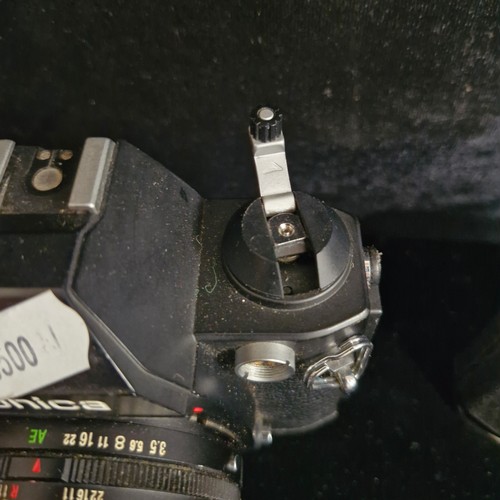 209 - Star Lot: Three vintage film cameras including a Nikon FM €321, a Pentax asahi SP 1000 €153
, and a ... 