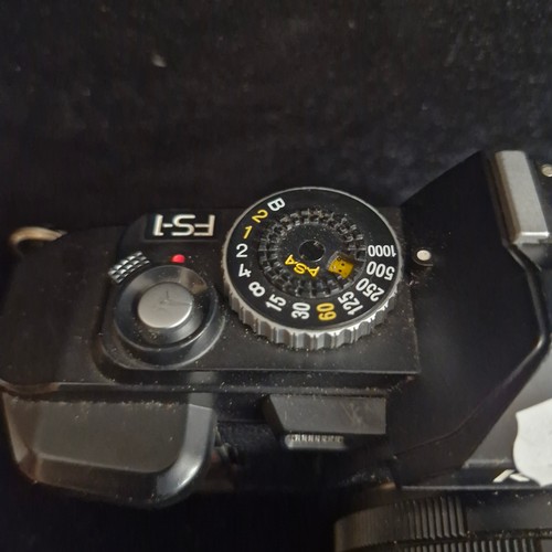 209 - Star Lot: Three vintage film cameras including a Nikon FM €321, a Pentax asahi SP 1000 €153
, and a ... 