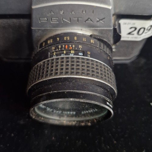 209 - Star Lot: Three vintage film cameras including a Nikon FM €321, a Pentax asahi SP 1000 €153
, and a ... 
