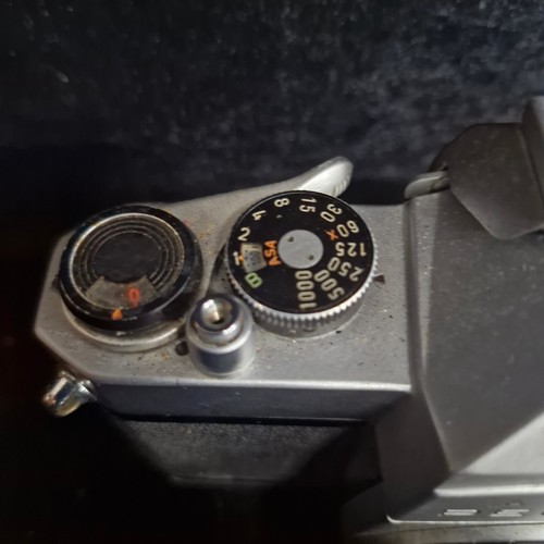 209 - Star Lot: Three vintage film cameras including a Nikon FM €321, a Pentax asahi SP 1000 €153
, and a ... 