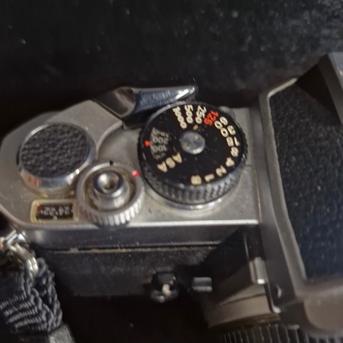 209 - Star Lot: Three vintage film cameras including a Nikon FM €321, a Pentax asahi SP 1000 €153
, and a ... 