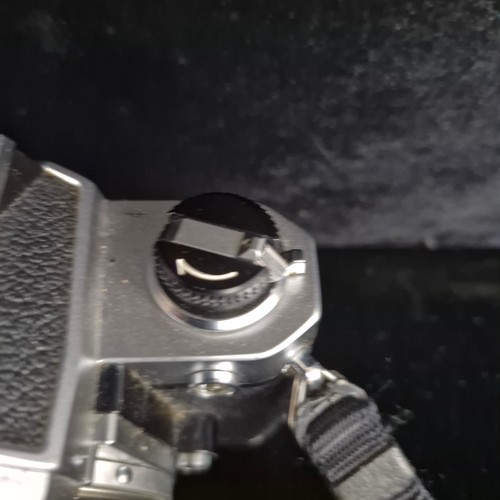 209 - Star Lot: Three vintage film cameras including a Nikon FM €321, a Pentax asahi SP 1000 €153
, and a ... 