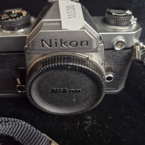 209 - Star Lot: Three vintage film cameras including a Nikon FM €321, a Pentax asahi SP 1000 €153
, and a ... 