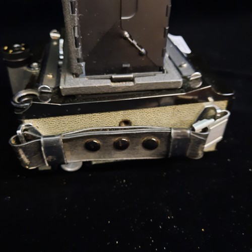 191 - A Graflex Crown graphic large format press camera with a Kalart synchronised range finder. €199 via ... 