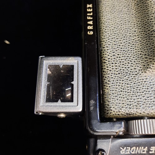 191 - A Graflex Crown graphic large format press camera with a Kalart synchronised range finder. €199 via ... 