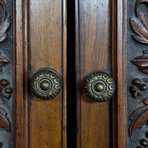 176 - A gorgeous antique Victorian carved oak coal scuttle with beautiful foliate detail to front, turned ... 