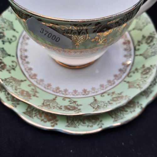 301 - An 18 piece Roslyn Fine China part tea service. Lot includes teacups, saucers, sideplate and jug. Al... 