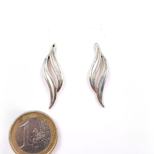 181 - An elegant pair of 925 sterling silver earrings.