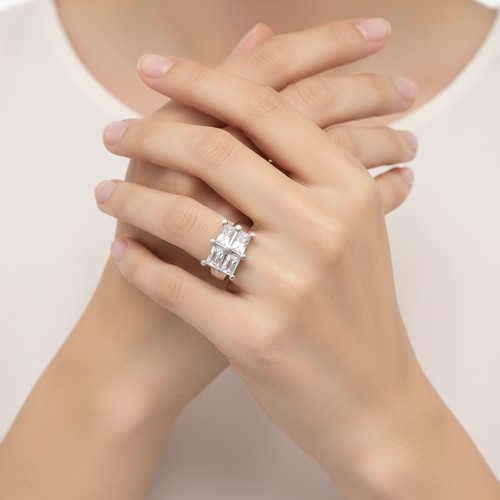 24 - A heavy hallmarked Silver gemstone statement ring. Size - P, Weight - 9.4 grams. Please note, the im... 