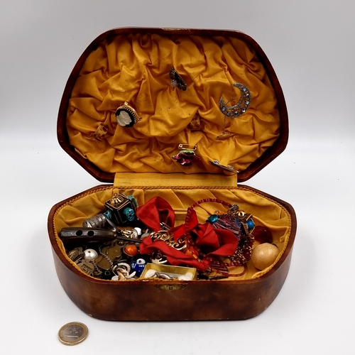 1194 - A mixed lot of sundries including bracelets, some nice brooches, earrings and pendants etc.