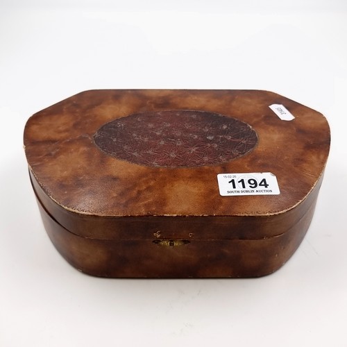 1194 - A mixed lot of sundries including bracelets, some nice brooches, earrings and pendants etc.