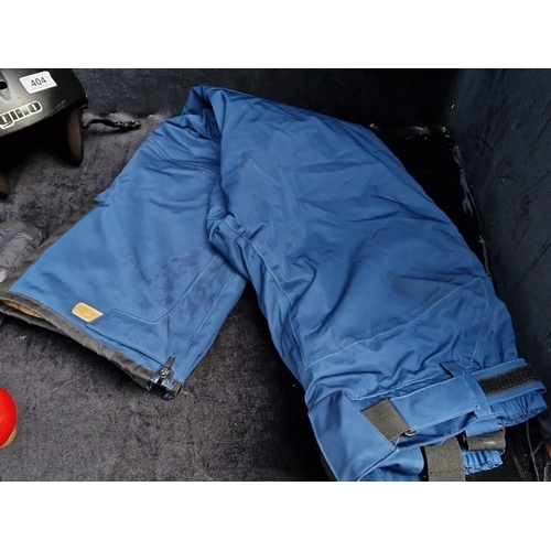 404 - A group of winter sports accessories comprising a Giro vented helmet, Starling padded gloves, and bl... 