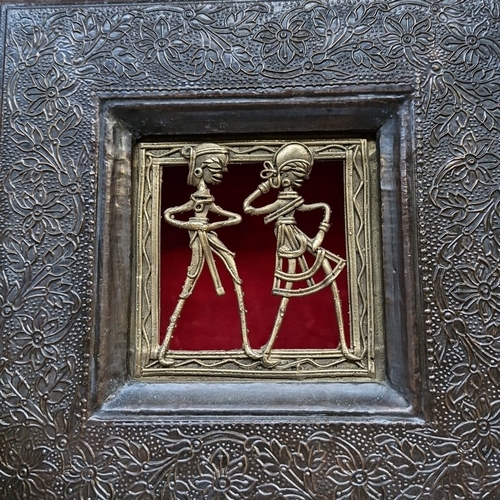 413 - A group of decorative objects, including a blue-and-cream striped glazed ceramic vase, a carved wood... 