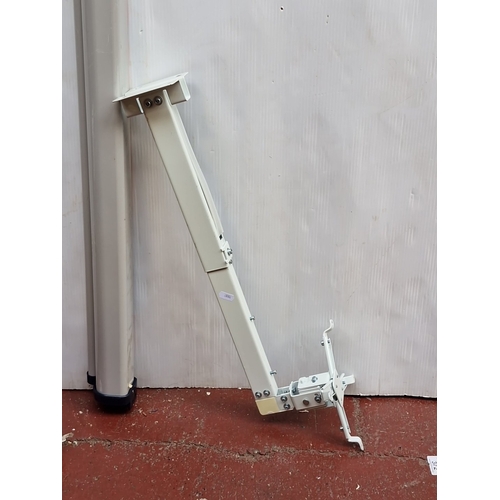 417 - A Nobo Acco wall-mounted pull-down projection screen in aluminium cassette with retractable fabric s... 