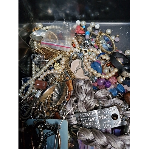 440 - A group of costume jewellery, including imitation pearl necklaces, metal chains, bangles, brooches a... 