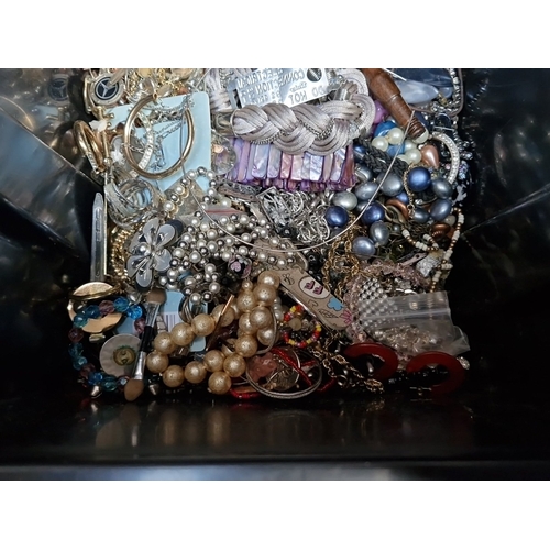 440 - A group of costume jewellery, including imitation pearl necklaces, metal chains, bangles, brooches a... 