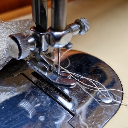 459 - A very clean cream Union electric sewing machine in cream enamelled metal, housed in a wooden carry ... 