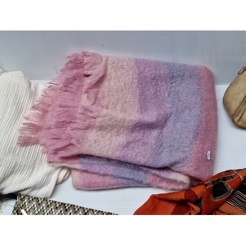 463 - A group of assorted fashion accessories, including woven clutch bag with gilt-tone trim, beige shoul... 