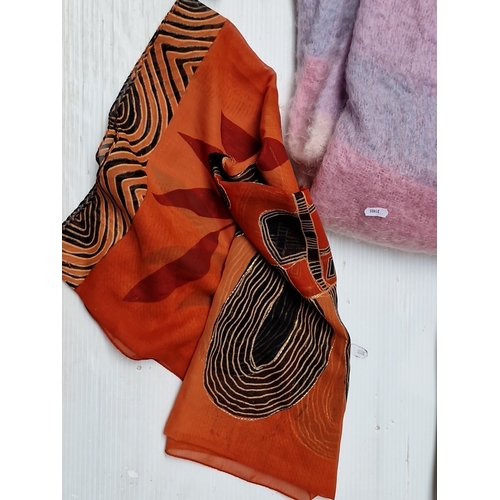 463 - A group of assorted fashion accessories, including woven clutch bag with gilt-tone trim, beige shoul... 