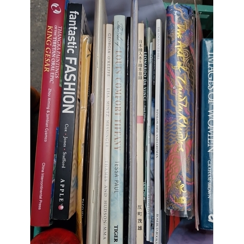 469 - A good crate of art, photography and travel books, including titles on King Gesar, fashion, Georgia ... 