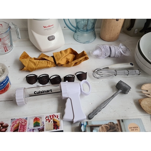 A group of assorted kitchenalia, including a Moulinex Optiblend 2000 ...