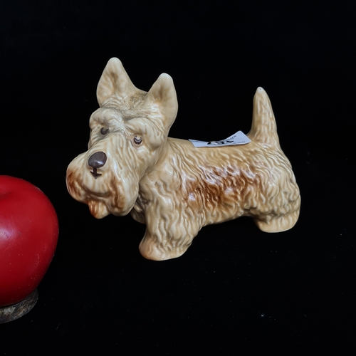 167 - A vintage Sylvac Scottie dog ceramic figure featuring a beige glaze with brown shading. In good cond... 