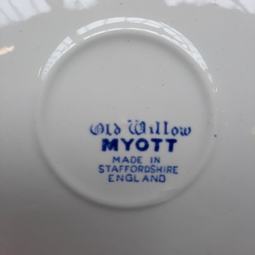 416 - A group of Churchill Blue Willow pattern blue-and-white tableware, including cups and saucers, dinne... 