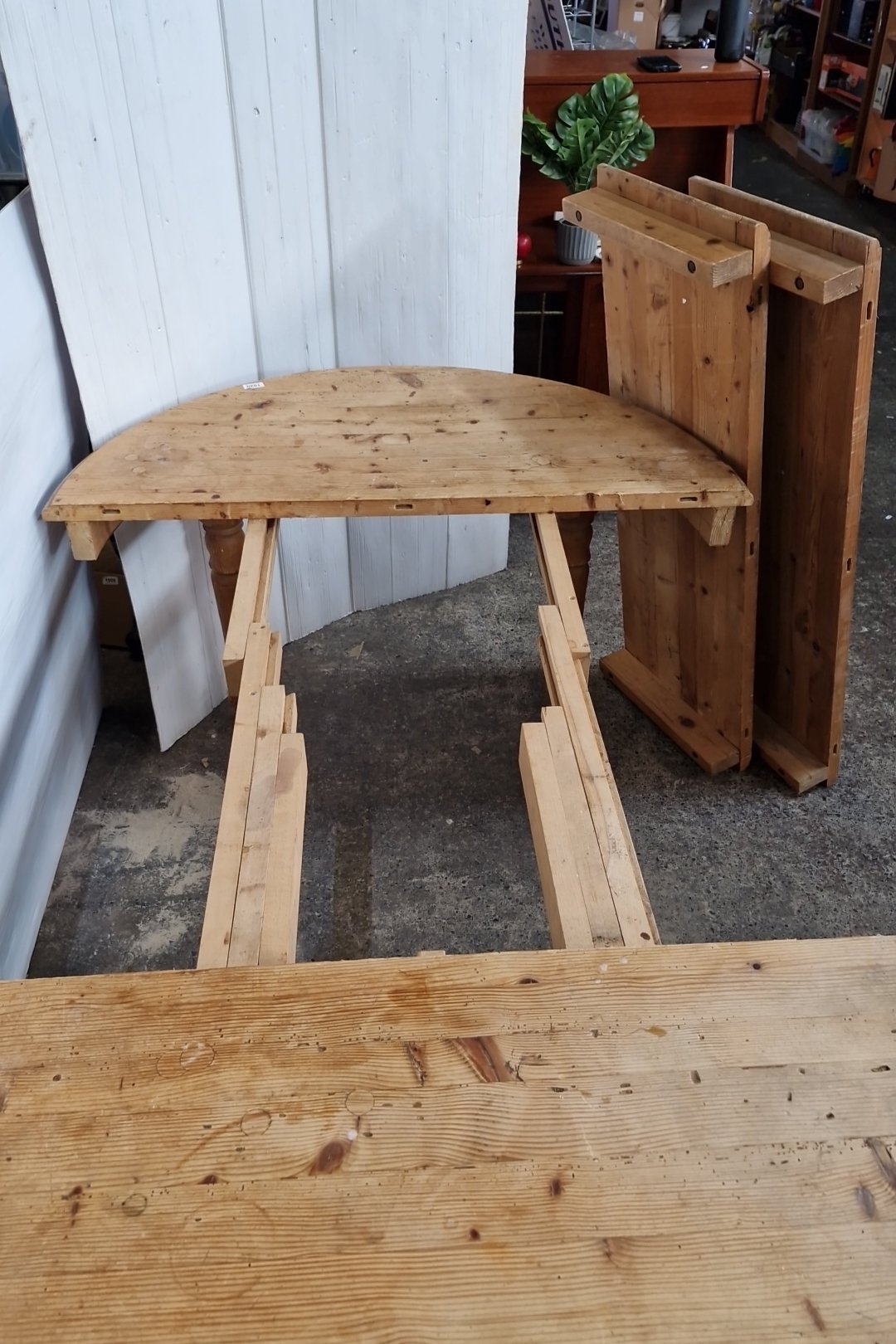 A good pine oval extending dining table with plank top, turned legs ...