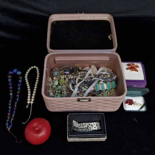 152 - A box of unchecked jewellery.