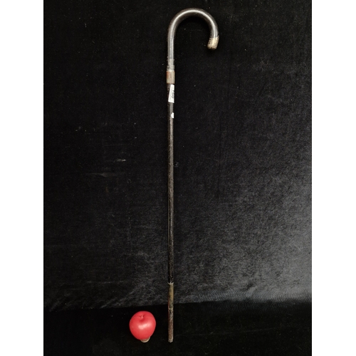 160 - A fabulous antique Edwardian gentleman's cane with silver top to handle.

H: 87cm