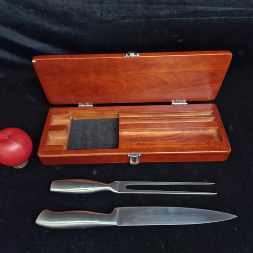 169 - An as new unused Oneida two piece knife and fork carving set in original wooden case.