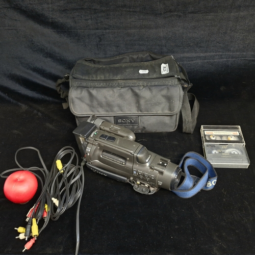 174 - A vintage Sony Video 8 HandYcam video camera recorder CCD-FX200E with cables and travel bag.