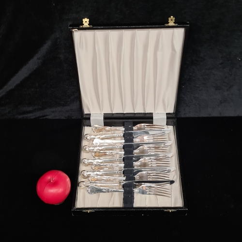 180 - 11 pieces of A1 Sheffield EPNS knives and forks, in original canteen.