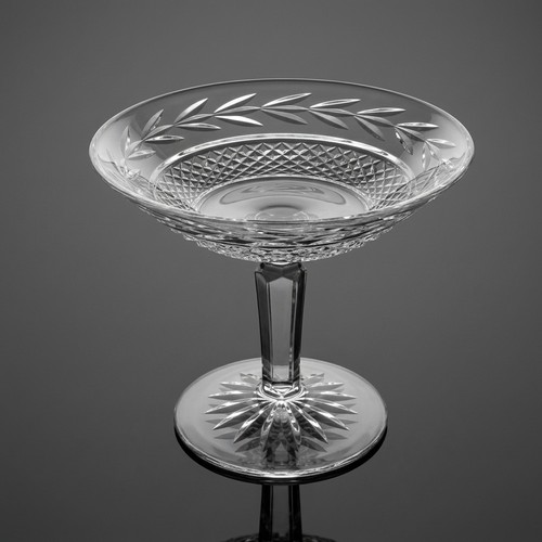 132 - A Waterford Crystal footed compote/candy dish in the Glandore pattern. In excellent condition with a... 