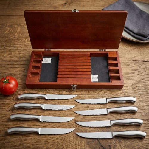170 - An eight piece Oneida steak knife set housed in original wooden case.