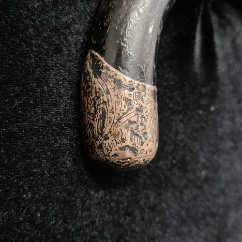 160 - A fabulous antique Edwardian gentleman's cane with silver top to handle.

H: 87cm