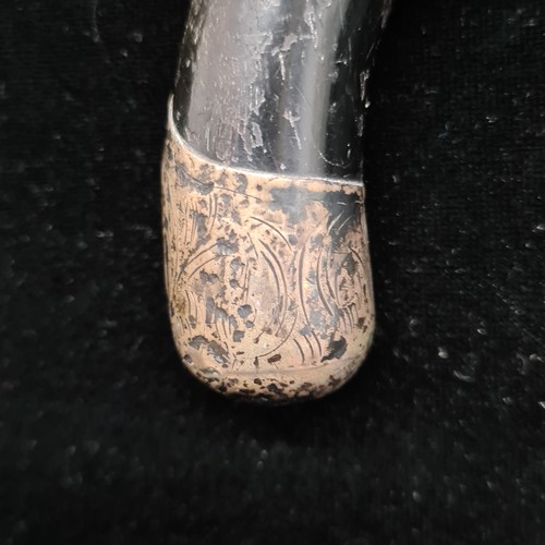 160 - A fabulous antique Edwardian gentleman's cane with silver top to handle.

H: 87cm